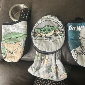 Star Wars towel and 2 oven mitts